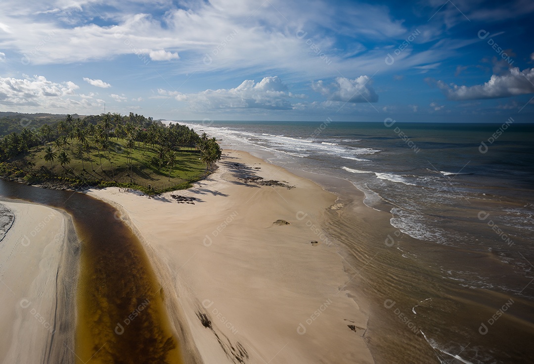 Vista aérea da praia de Cururupe em Ilhéus