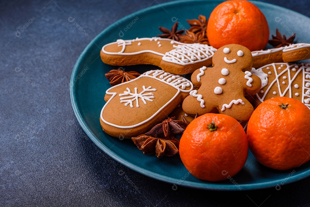 Linda composição festiva de Natal de tangerinas, pão de gengibre