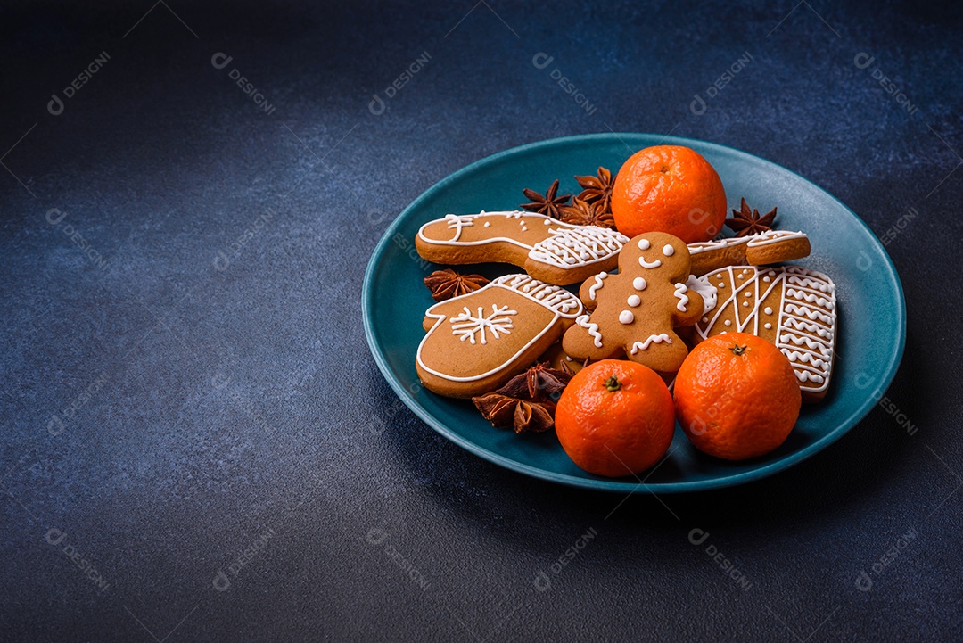 Linda composição festiva de Natal de tangerinas, pão de gengibre
