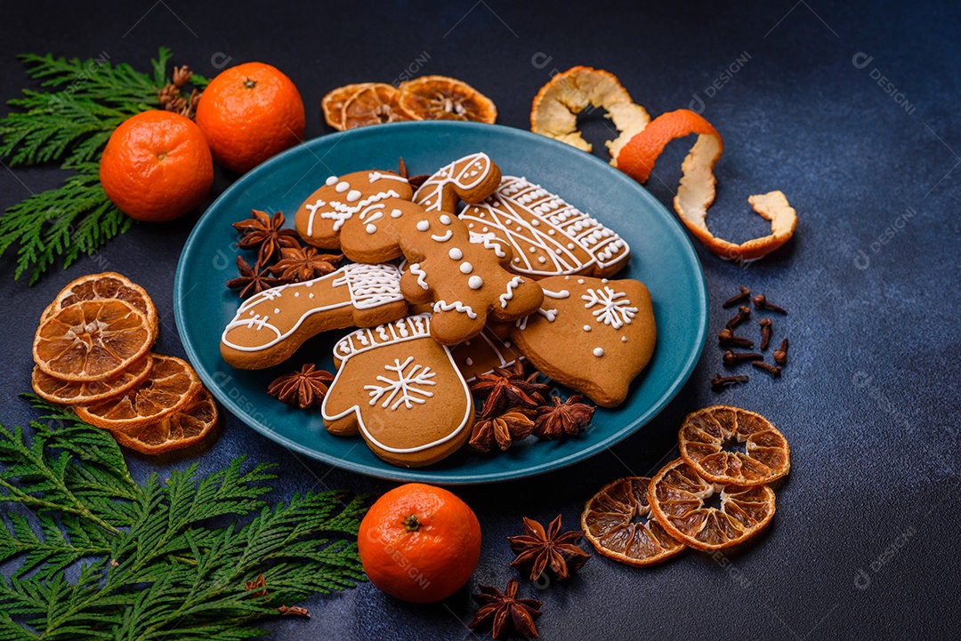 Linda composição festiva de Natal de tangerinas, pão de gengibre