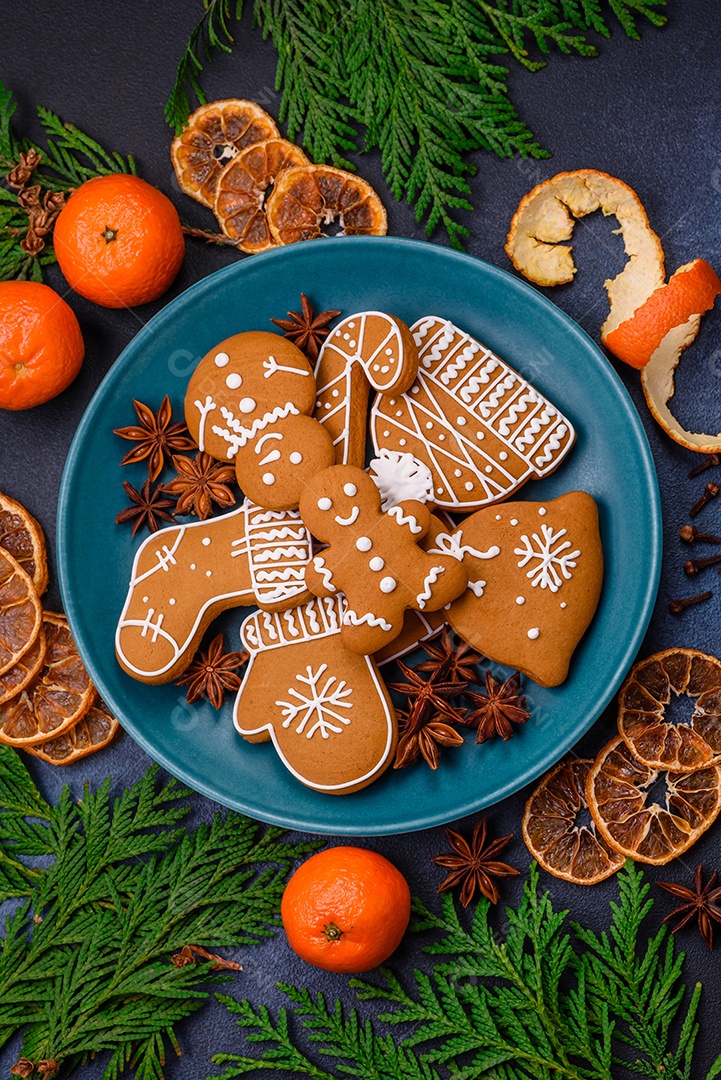 Linda composição festiva de Natal de tangerinas, pão de gengibre