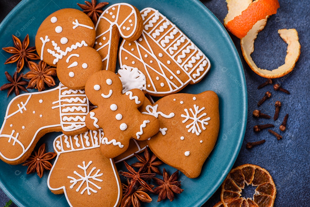 Linda composição festiva de Natal de tangerinas, pão de gengibre