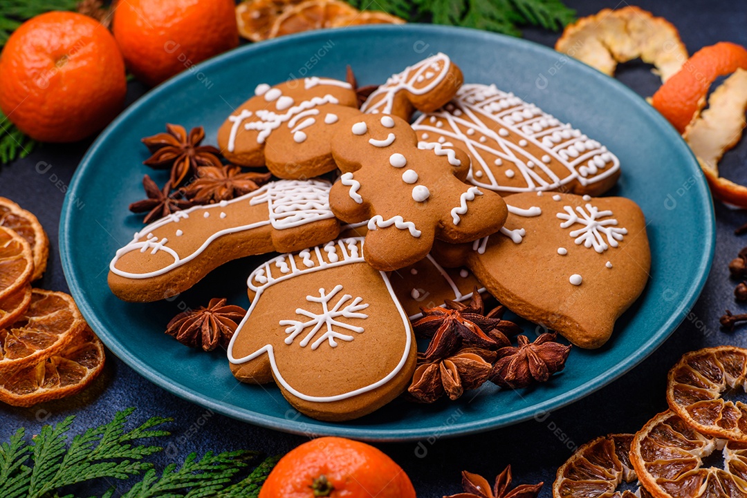 Linda composição festiva de Natal de tangerinas, pão de gengibre