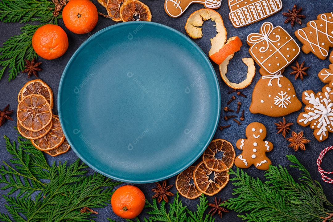Linda composição festiva de Natal de um prato vazio, tangerina, pão de gengibre e anis estrelado