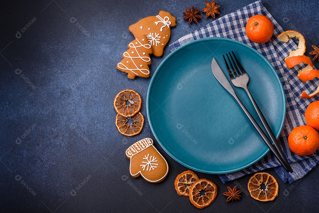 Linda composição festiva de Natal de um prato vazio, tangerina, pão de gengibre e anis estrelado