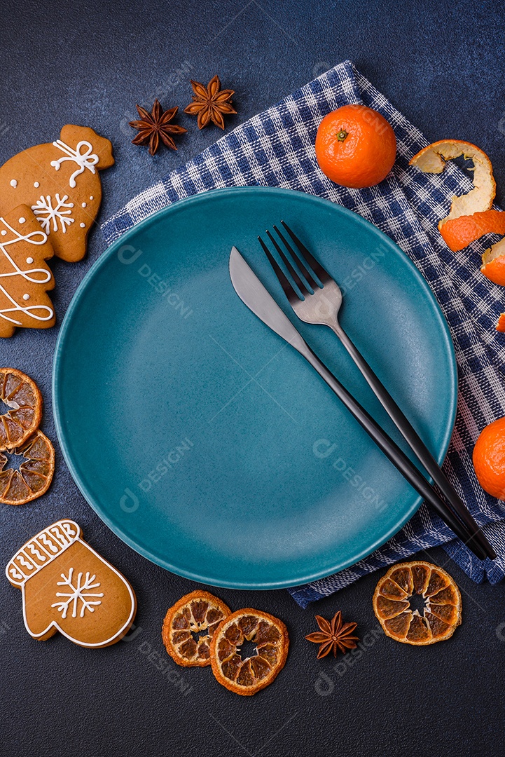 Linda composição festiva de Natal de um prato vazio, tangerina, pão de gengibre e anis estrelado