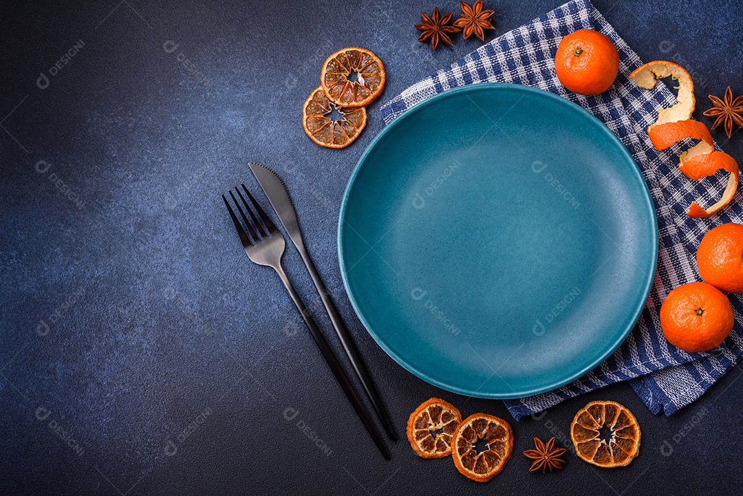 Linda composição festiva de Natal de um prato vazio, tangerina, pão de gengibre e anis estrelado