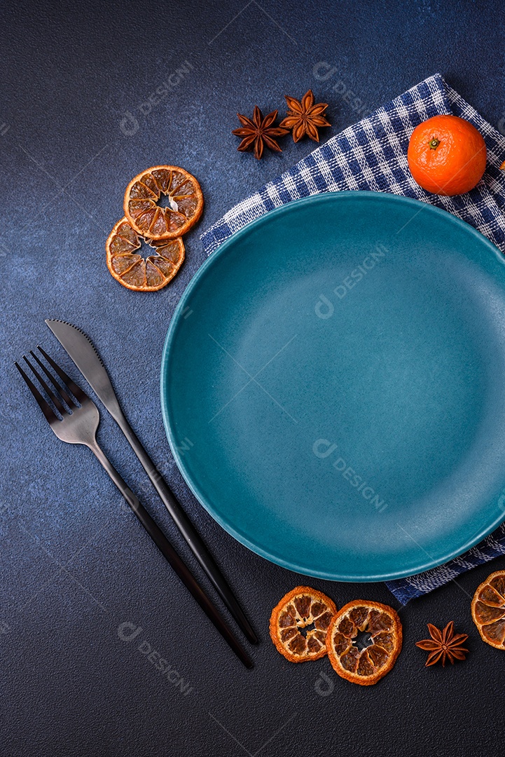 Linda composição festiva de Natal de um prato vazio, tangerina, pão de gengibre e anis estrelado