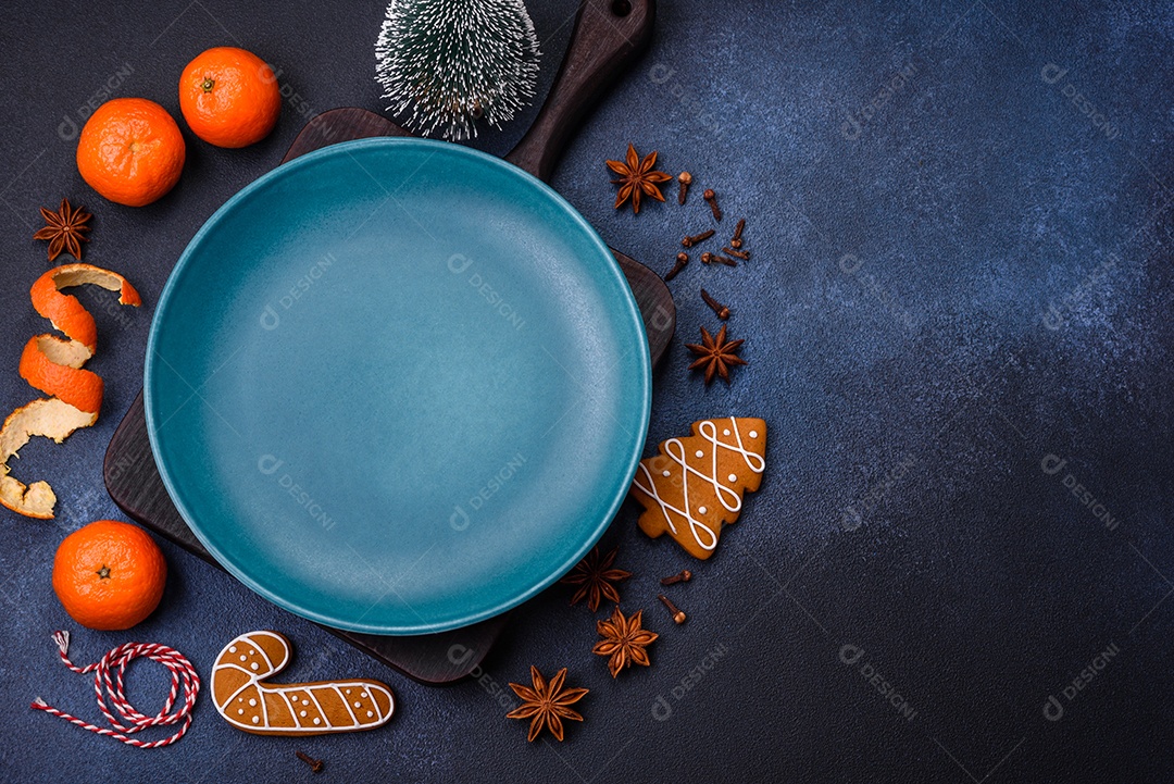 Linda composição festiva de Natal de um prato vazio, tangerina, pão de gengibre e anis estrelado
