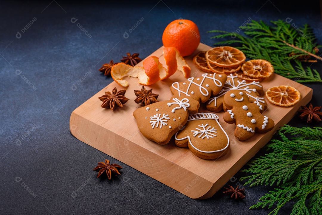 Linda composição festiva de Natal de um prato vazio, tangerina, pão de gengibre e anis estrelado