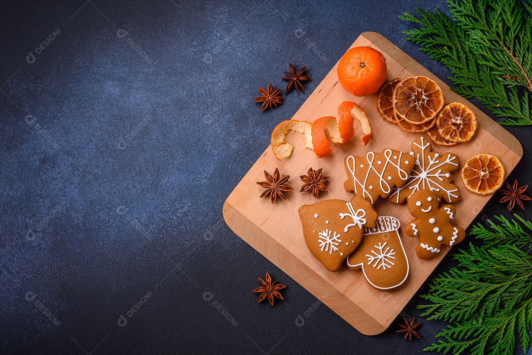 Linda composição festiva de Natal de um prato vazio, tangerina, pão de gengibre e anis estrelado