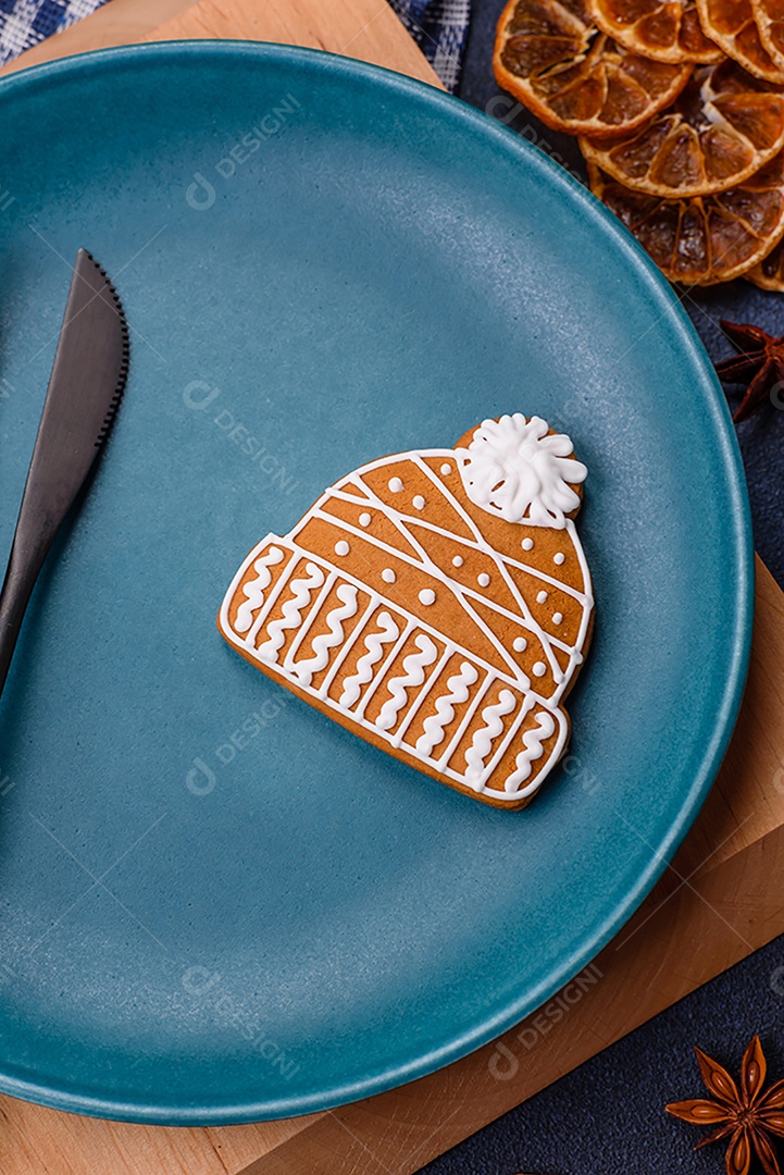 Linda composição festiva de Natal de um prato vazio, tangerina, pão de gengibre e anis estrelado em um fundo escuro e texturizado