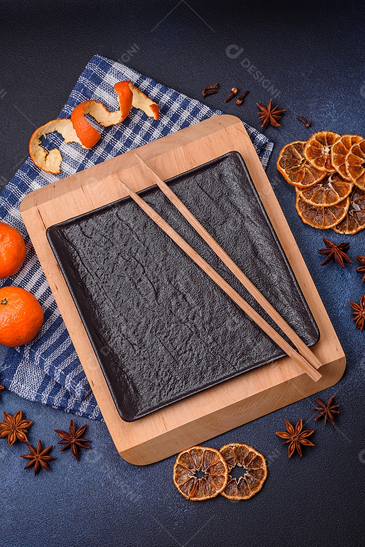 Placa cerâmica colorida vazia redonda em fundo de textura de concreto. Preparando pratos e talheres para o jantar