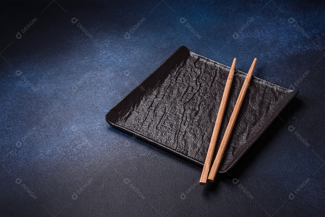 Placa cerâmica colorida vazia redonda em fundo de textura de concreto. Preparando pratos e talheres para o jantar