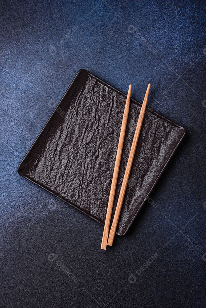 Placa cerâmica colorida vazia redonda em fundo de textura de concreto. Preparando pratos e talheres para o jantar