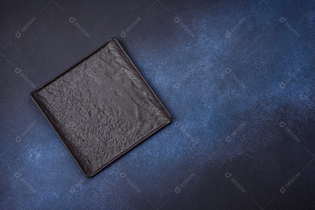 Placa cerâmica colorida vazia redonda em fundo de textura de concreto. Preparando pratos e talheres para o jantar