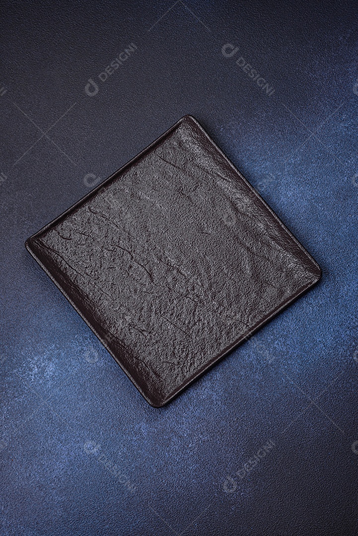 Placa cerâmica colorida vazia redonda em fundo de textura de concreto. Preparando pratos e talheres para o jantar