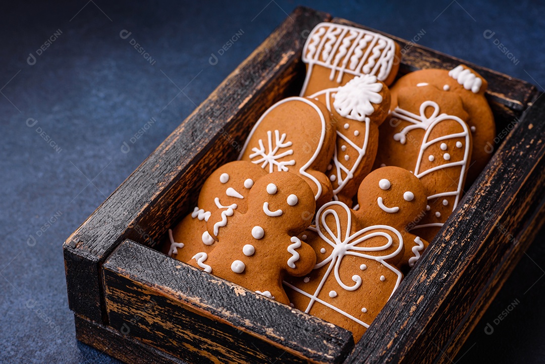 Linda composição festiva de Natal de um prato vazio, tangerina, pão de gengibre e anis estrelado em um fundo escuro e texturizado