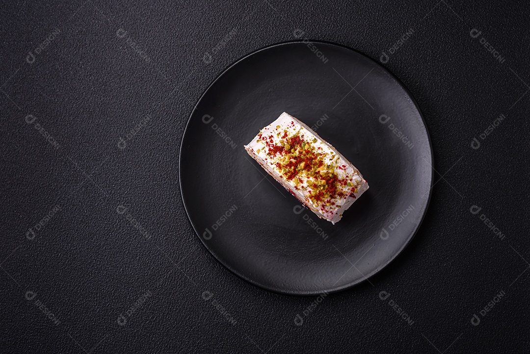 Um pedaço de delicioso rolo de merengue doce com queijo mascarpone, frutas e amêndoas