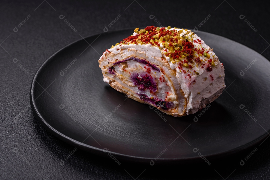 Um pedaço de delicioso rolo de merengue doce com queijo mascarpone, frutas e amêndoas