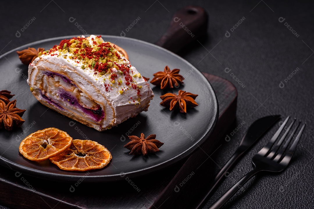 Um pedaço de delicioso rolo de merengue doce com queijo mascarpone, frutas e amêndoas