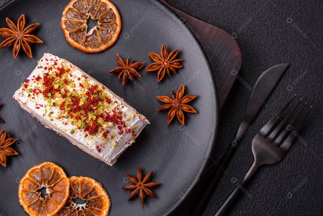 Um pedaço de delicioso rolo de merengue doce com queijo mascarpone, frutas e amêndoas