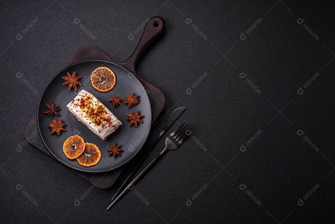 Um pedaço de delicioso rolo de merengue doce com queijo mascarpone, frutas e amêndoas