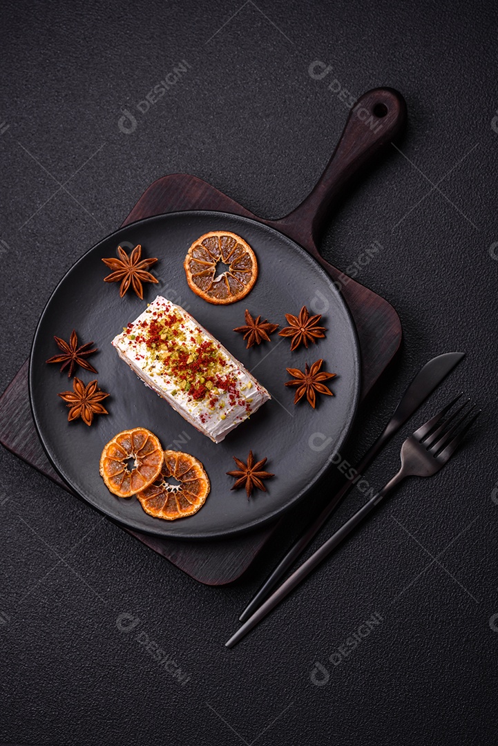 Um pedaço de delicioso rolo de merengue doce com queijo mascarpone, frutas e amêndoas