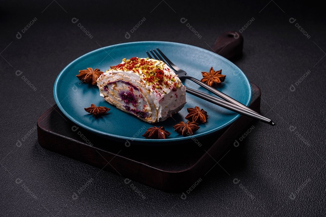 Um pedaço de delicioso rolo de merengue doce com queijo mascarpone, frutas e amêndoas