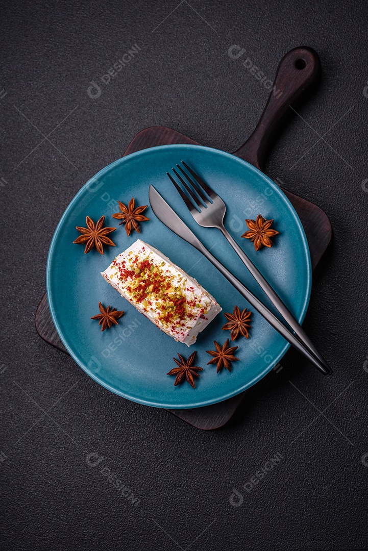 Um pedaço de delicioso rolo de merengue doce com queijo mascarpone, frutas e amêndoas