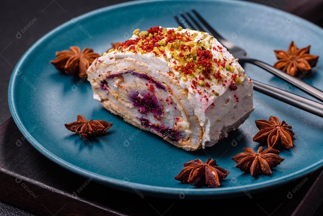 Um pedaço de delicioso rolo de merengue doce com queijo mascarpone, frutas e amêndoas