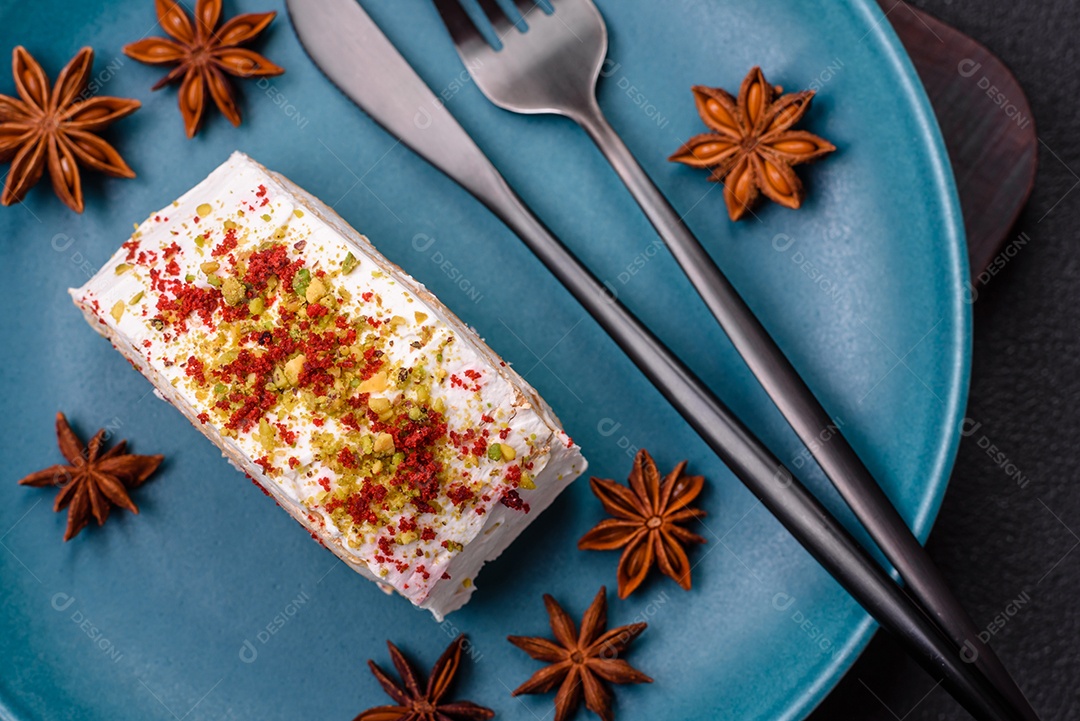 Um pedaço de delicioso rolo de merengue doce com queijo mascarpone, frutas e amêndoas