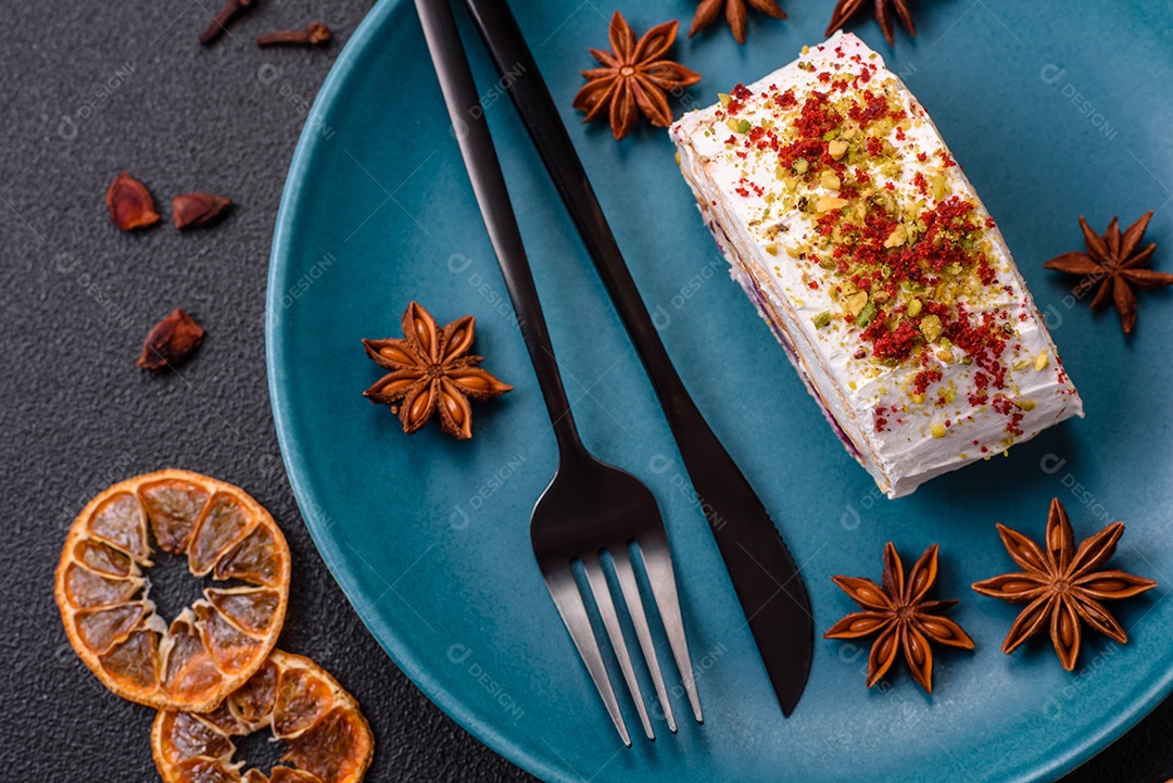 Um pedaço de delicioso rolo de merengue doce com queijo mascarpone, frutas e amêndoas