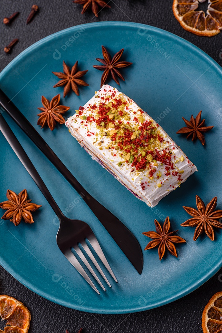 Um pedaço de delicioso rolo de merengue doce com queijo mascarpone, frutas e amêndoas