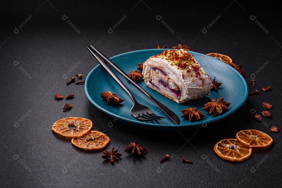 Um pedaço de delicioso rolo de merengue doce com queijo mascarpone, frutas e amêndoas
