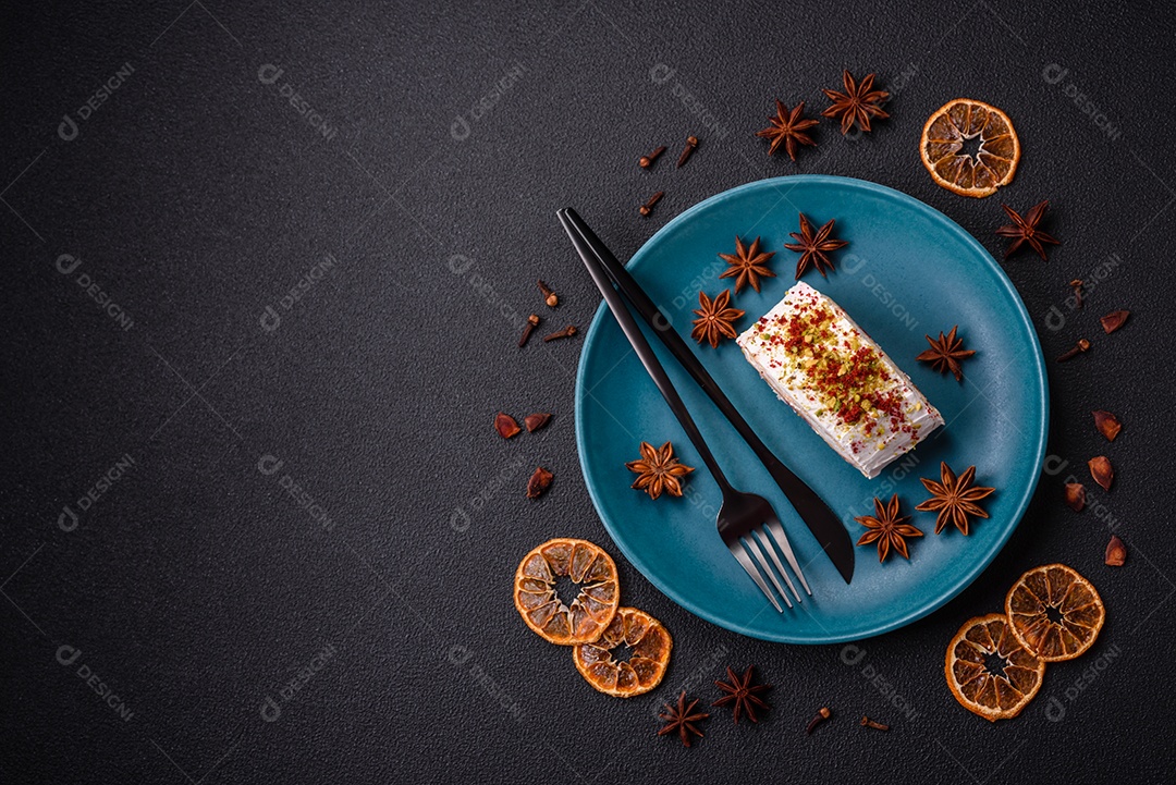 Um pedaço de delicioso rolo de merengue doce com queijo mascarpone, frutas e amêndoas