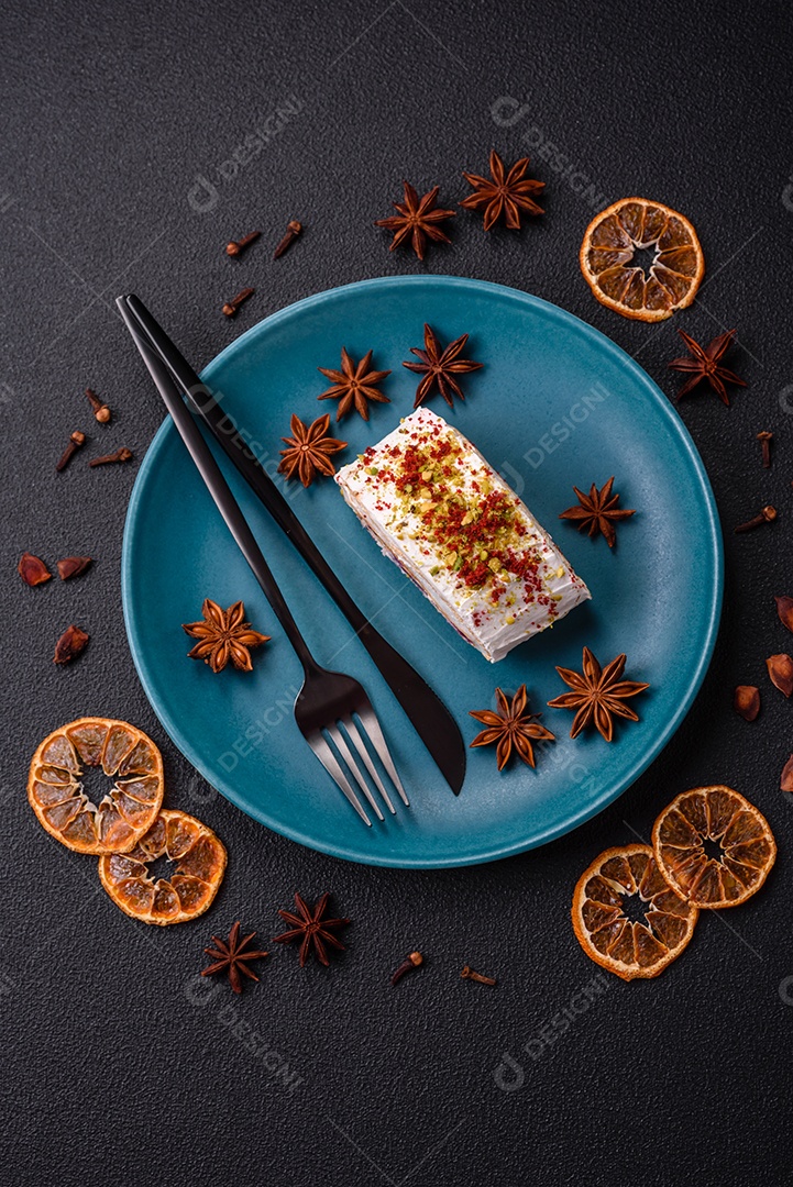 Um pedaço de delicioso rolo de merengue doce com queijo mascarpone, frutas e amêndoas
