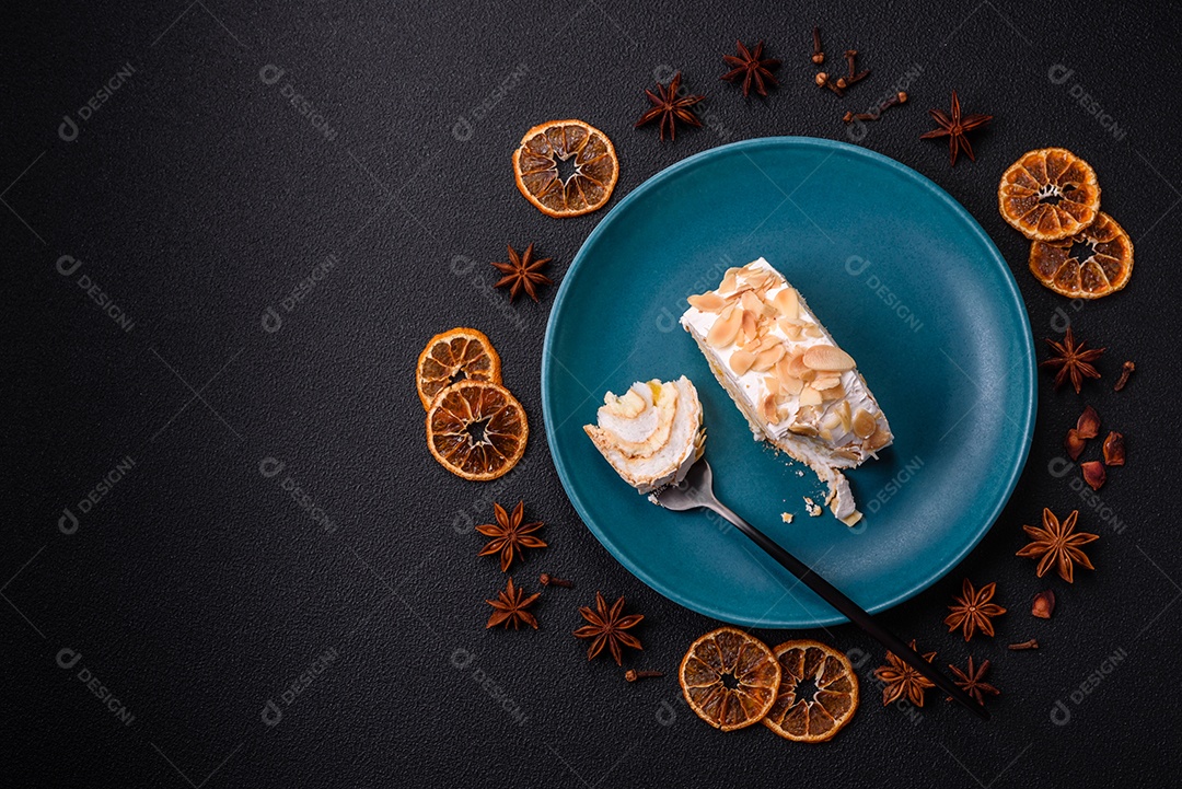 Um pedaço de delicioso rolinho doce de merengue com queijo mascarpone