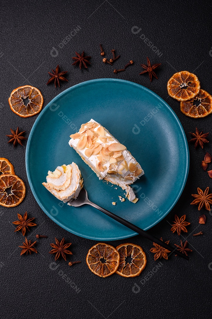 Um pedaço de delicioso rolinho doce de merengue com queijo mascarpone