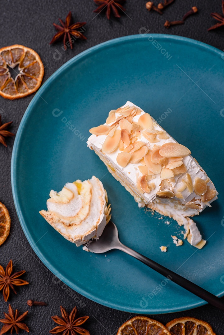 Um pedaço de delicioso rolinho doce de merengue com queijo mascarpone