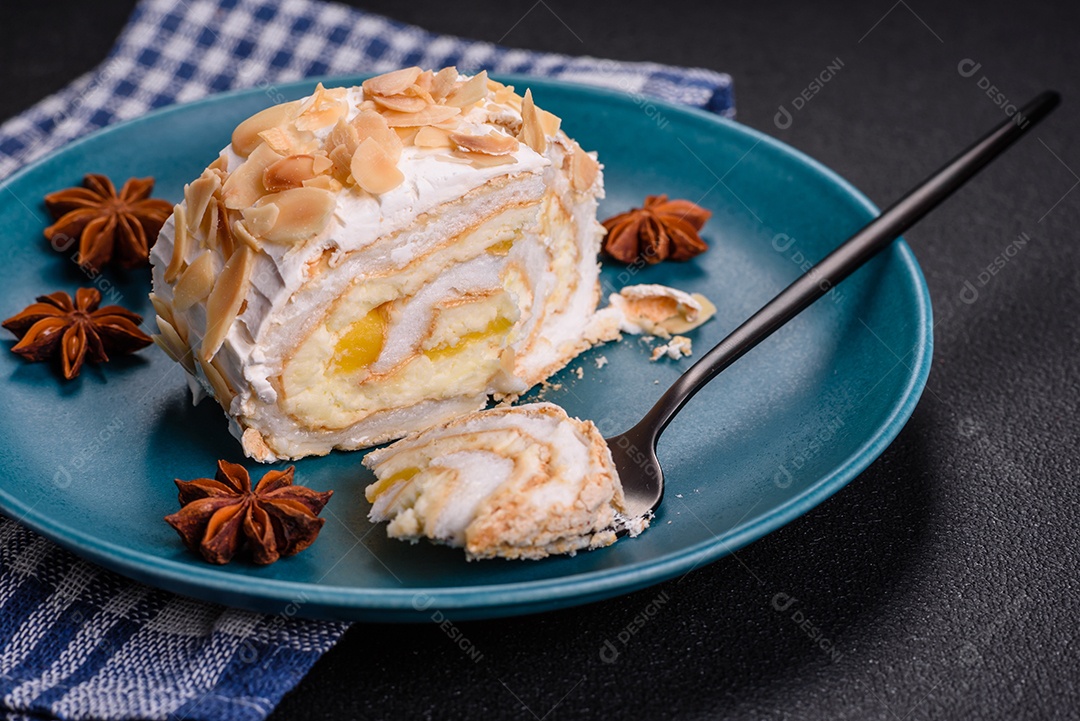 Um pedaço de delicioso rolinho doce de merengue com queijo mascarpone