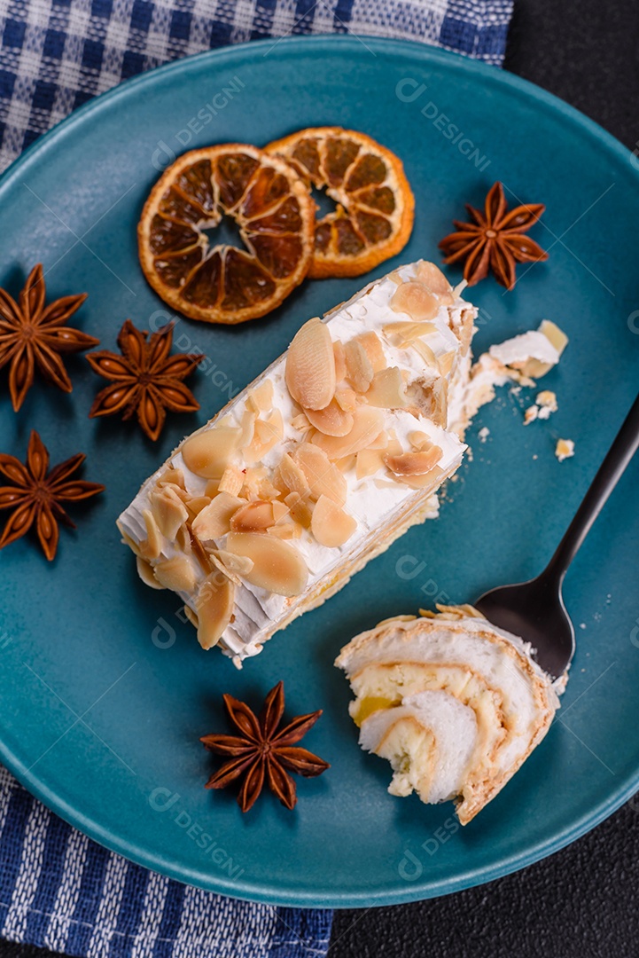 Um pedaço de delicioso rolinho doce de merengue com queijo mascarpone