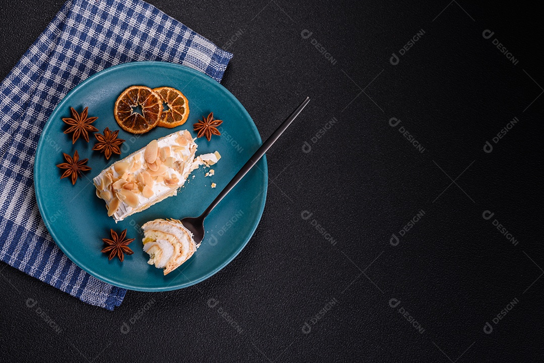 Um pedaço de delicioso rolinho doce de merengue com queijo mascarpone