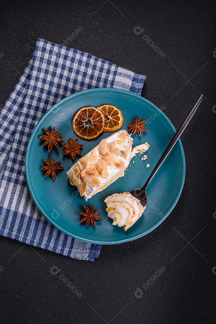 Um pedaço de delicioso rolinho doce de merengue com queijo mascarpone