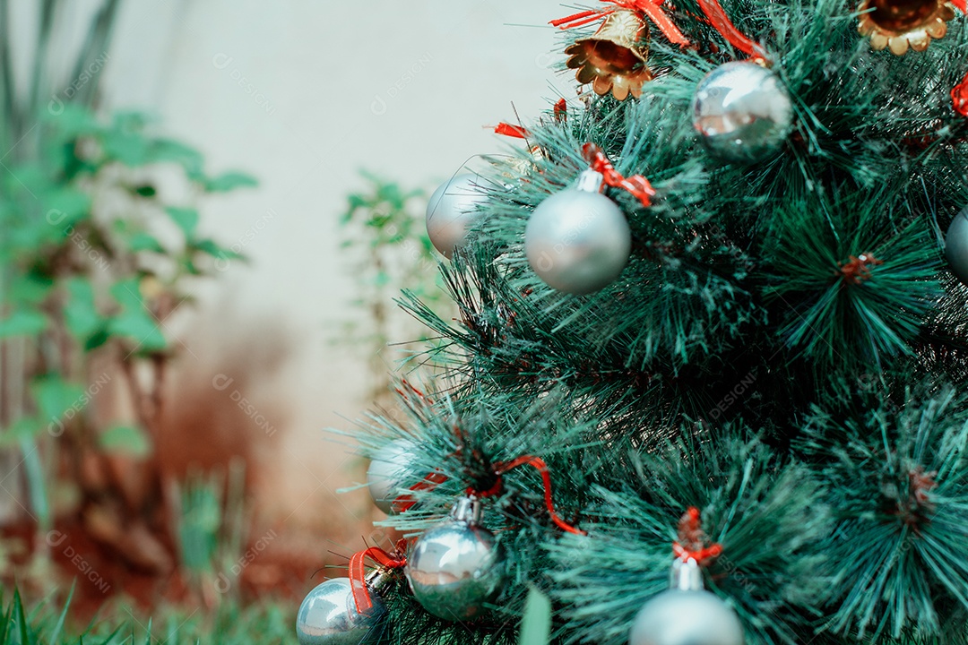 Árvore de Natal no Jardim com Texto Espacial