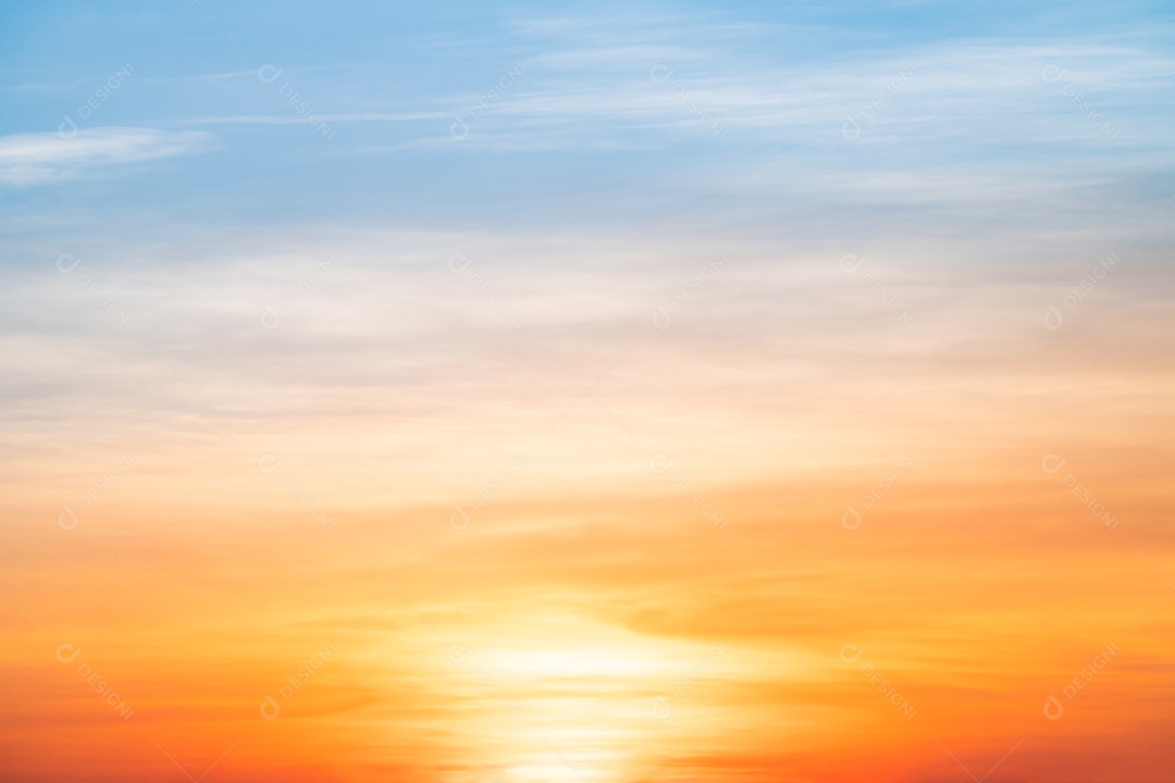 Nuvens douradas laranja e luz solar no céu azul perfeito