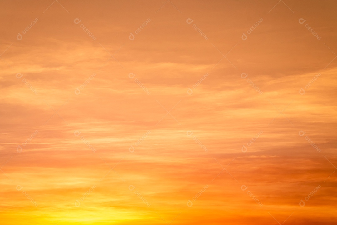 Nuvens douradas laranja e luz solar no céu