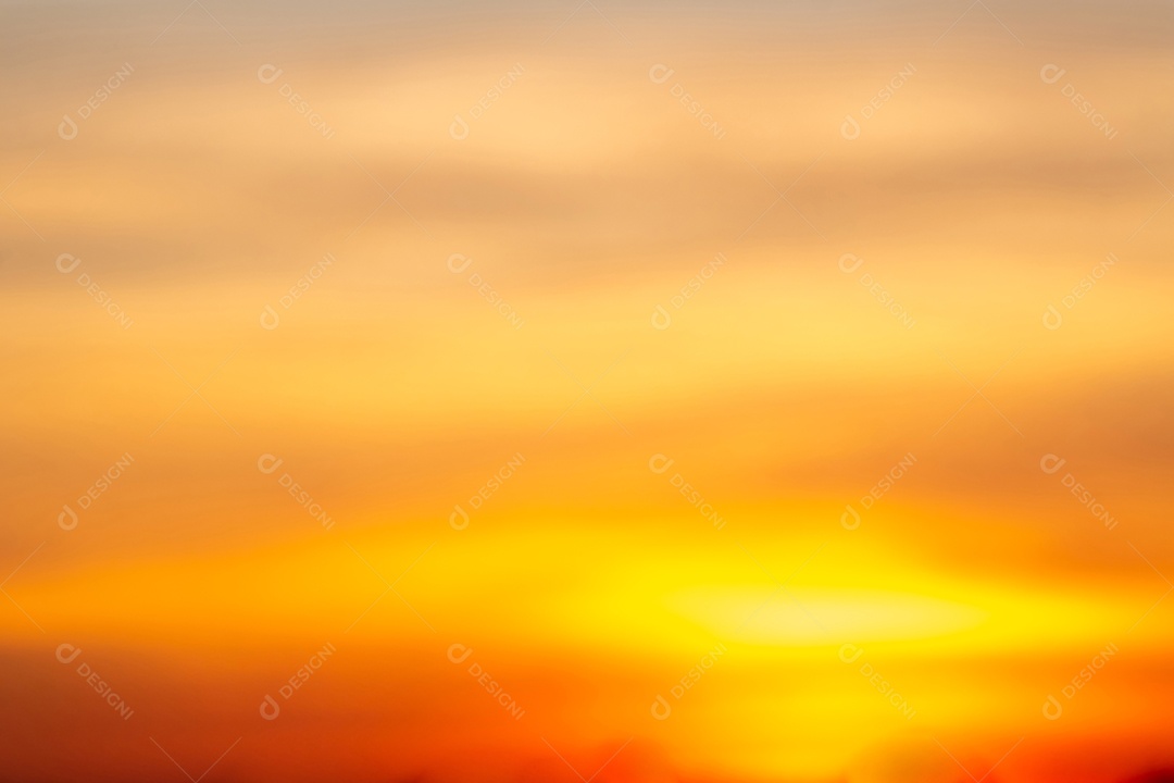 Nuvens douradas laranja e luz solar no céu
