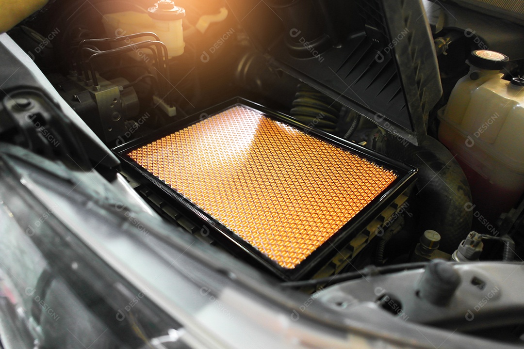 Filtro de ar do carro isolado em fundo branco