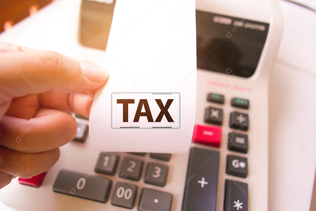 Mão de contador segurando conta